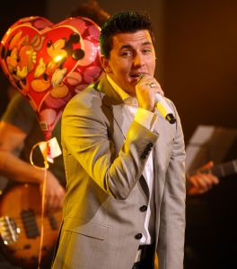 02-04-2010 SHOWBIZZ; JAN SMIT KRIJGT GOUDEN CD EN DIRECT DAARNA PLATINA.Tijdens de introductie van zijn nieuwe album LEEF kreeg Jan Smit niet alleen een gouden cd overhandigd maar direct daarna ook een platina cd. Jan kreeg het even warm en koud tegelijk en moest achter het podium even op verhaal komen.Het werd hem allemaal even teveel.
foto: Albert den Iseger