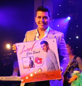 02-04-2010 SHOWBIZZ; JAN SMIT KRIJGT GOUDEN CD EN DIRECT DAARNA PLATINA.Tijdens de introductie van zijn nieuwe album LEEF kreeg Jan Smit niet alleen een gouden cd overhandigd maar direct daarna ook een platina cd. Jan kreeg het even warm en koud tegelijk en moest achter het podium even op verhaal komen.Het werd hem allemaal even teveel.
foto: Albert den Iseger