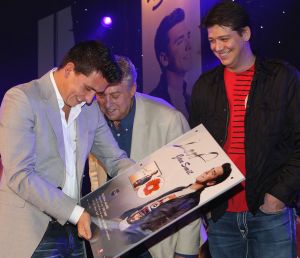 02-04-2010 SHOWBIZZ; JAN SMIT KRIJGT GOUDEN CD EN DIRECT DAARNA PLATINA.Tijdens de introductie van zijn nieuwe album LEEF kreeg Jan Smit niet alleen een gouden cd overhandigd maar direct daarna ook een platina cd. Jan kreeg het even warm en koud tegelijk en moest achter het podium even op verhaal komen.Het werd hem allemaal even teveel.
foto: Albert den Iseger