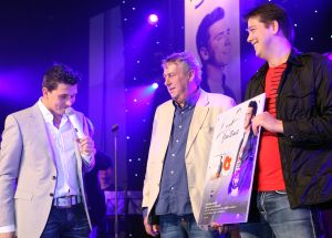 02-04-2010 SHOWBIZZ; JAN SMIT KRIJGT GOUDEN CD EN DIRECT DAARNA PLATINA.Tijdens de introductie van zijn nieuwe album LEEF kreeg Jan Smit niet alleen een gouden cd overhandigd maar direct daarna ook een platina cd. Jan kreeg het even warm en koud tegelijk en moest achter het podium even op verhaal komen.Het werd hem allemaal even teveel.
foto: Albert den Iseger
