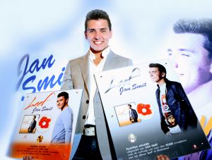 02-04-2010 SHOWBIZZ; JAN SMIT KRIJGT GOUDEN CD EN DIRECT DAARNA PLATINA.Tijdens de introductie van zijn nieuwe album LEEF kreeg Jan Smit niet alleen een gouden cd overhandigd maar direct daarna ook een platina cd. Jan kreeg het even warm en koud tegelijk en moest achter het podium even op verhaal komen.Het werd hem allemaal even teveel.
foto: Albert den Iseger