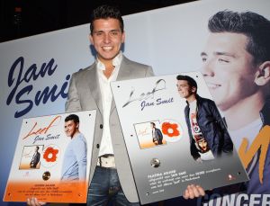 02-04-2010 SHOWBIZZ; JAN SMIT KRIJGT GOUDEN CD EN DIRECT DAARNA PLATINA.Tijdens de introductie van zijn nieuwe album LEEF kreeg Jan Smit niet alleen een gouden cd overhandigd maar direct daarna ook een platina cd. Jan kreeg het even warm en koud tegelijk en moest achter het podium even op verhaal komen.Het werd hem allemaal even teveel.
foto: Albert den Iseger
