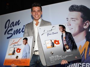 02-04-2010 SHOWBIZZ; JAN SMIT KRIJGT GOUDEN CD EN DIRECT DAARNA PLATINA.Tijdens de introductie van zijn nieuwe album LEEF kreeg Jan Smit niet alleen een gouden cd overhandigd maar direct daarna ook een platina cd. Jan kreeg het even warm en koud tegelijk en moest achter het podium even op verhaal komen.Het werd hem allemaal even teveel.
foto: Albert den Iseger