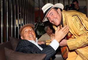 30-04-2010 SHOWBIZZ; JOHNNY HOES WORD 93 JAAR.De grote platenbons werd 93 jaar en vierde dit samen met zijn artiesten,familie en vrienden. Johnny Hoes verkeerd nog steeds in goede gezondheid en met veel humor ontving hij ook zijn vrienden op zijn verjaardags fuif in Weert. Het werd een knalfuif met veel muziek en een stevige borrel.De beide zoons van Johnny Sr. hielden echter de teugels strak in handen en zorgden voor een strak schema van de feestavond. Vele bekenden uit de Showbizz kwamen naar Weert oa. Koos Alberts,Eddy Wally,Vinccent,Annie de Reuver,Ronnie Tober,de Teddy boys en Willy Oosterhuis.
foto: Albert den Iseger