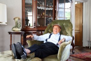 30-04-2010 SHOWBIZZ; JOHNNY HOES WORD 93 JAAR.De grote platenbons werd 93 jaar en vierde dit samen met zijn artiesten,familie en vrienden. Johnny Hoes verkeerd nog steeds in goede gezondheid en met veel humor ontving hij ook zijn vrienden op zijn verjaardags fuif in Weert. Het werd een knalfuif met veel muziek en een stevige borrel.De beide zoons van Johnny Sr. hielden echter de teugels strak in handen en zorgden voor een strak schema van de feestavond. Vele bekenden uit de Showbizz kwamen naar Weert oa. Koos Alberts,Eddy Wally,Vinccent,Annie de Reuver,Ronnie Tober,de Teddy boys en Willy Oosterhuis.
foto: Albert den Iseger
