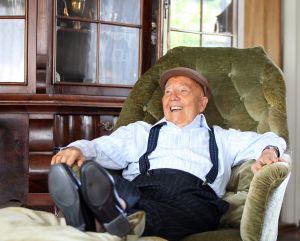 30-04-2010 SHOWBIZZ; JOHNNY HOES WORD 93 JAAR.De grote platenbons werd 93 jaar en vierde dit samen met zijn artiesten,familie en vrienden. Johnny Hoes verkeerd nog steeds in goede gezondheid en met veel humor ontving hij ook zijn vrienden op zijn verjaardags fuif in Weert. Het werd een knalfuif met veel muziek en een stevige borrel.De beide zoons van Johnny Sr. hielden echter de teugels strak in handen en zorgden voor een strak schema van de feestavond. Vele bekenden uit de Showbizz kwamen naar Weert oa. Koos Alberts,Eddy Wally,Vinccent,Annie de Reuver,Ronnie Tober,de Teddy boys en Willy Oosterhuis.
foto: Albert den Iseger