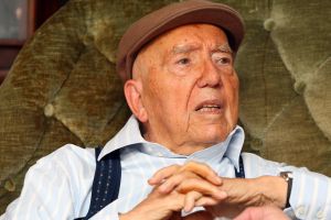 30-04-2010 SHOWBIZZ; JOHNNY HOES WORD 93 JAAR.De grote platenbons werd 93 jaar en vierde dit samen met zijn artiesten,familie en vrienden. Johnny Hoes verkeerd nog steeds in goede gezondheid en met veel humor ontving hij ook zijn vrienden op zijn verjaardags fuif in Weert. Het werd een knalfuif met veel muziek en een stevige borrel.De beide zoons van Johnny Sr. hielden echter de teugels strak in handen en zorgden voor een strak schema van de feestavond. Vele bekenden uit de Showbizz kwamen naar Weert oa. Koos Alberts,Eddy Wally,Vinccent,Annie de Reuver,Ronnie Tober,de Teddy boys en Willy Oosterhuis.
foto: Albert den Iseger