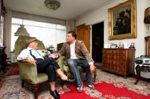 30-04-2010 SHOWBIZZ; JOHNNY HOES WORD 93 JAAR.De grote platenbons werd 93 jaar en vierde dit samen met zijn artiesten,familie en vrienden. Johnny Hoes verkeerd nog steeds in goede gezondheid en met veel humor ontving hij ook zijn vrienden op zijn verjaardags fuif in Weert. Het werd een knalfuif met veel muziek en een stevige borrel.De beide zoons van Johnny Sr. hielden echter de teugels strak in handen en zorgden voor een strak schema van de feestavond. Vele bekenden uit de Showbizz kwamen naar Weert oa. Koos Alberts,Eddy Wally,Vinccent,Annie de Reuver,Ronnie Tober,de Teddy boys en Willy Oosterhuis.
foto: Albert den Iseger