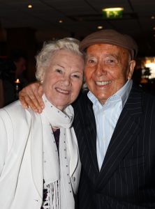 30-04-2010 SHOWBIZZ; JOHNNY HOES WORD 93 JAAR.De grote platenbons werd 93 jaar en vierde dit samen met zijn artiesten,familie en vrienden. Johnny Hoes verkeerd nog steeds in goede gezondheid en met veel humor ontving hij ook zijn vrienden op zijn verjaardags fuif in Weert. Het werd een knalfuif met veel muziek en een stevige borrel.De beide zoons van Johnny Sr. hielden echter de teugels strak in handen en zorgden voor een strak schema van de feestavond. Vele bekenden uit de Showbizz kwamen naar Weert oa. Koos Alberts,Eddy Wally,Vinccent,Annie de Reuver,Ronnie Tober,de Teddy boys en Willy Oosterhuis.
foto: Albert den Iseger
