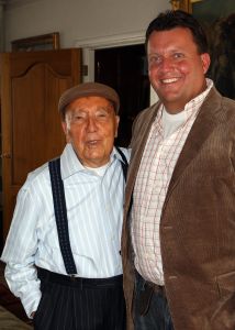 30-04-2010 SHOWBIZZ; JOHNNY HOES WORD 93 JAAR.De grote platenbons werd 93 jaar en vierde dit samen met zijn artiesten,familie en vrienden. Johnny Hoes verkeerd nog steeds in goede gezondheid en met veel humor ontving hij ook zijn vrienden op zijn verjaardags fuif in Weert. Het werd een knalfuif met veel muziek en een stevige borrel.De beide zoons van Johnny Sr. hielden echter de teugels strak in handen en zorgden voor een strak schema van de feestavond. Vele bekenden uit de Showbizz kwamen naar Weert oa. Koos Alberts,Eddy Wally,Vinccent,Annie de Reuver,Ronnie Tober,de Teddy boys en Willy Oosterhuis.
foto: Albert den Iseger