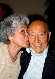 30-04-2010 SHOWBIZZ; JOHNNY HOES WORD 93 JAAR.De grote platenbons werd 93 jaar en vierde dit samen met zijn artiesten,familie en vrienden. Johnny Hoes verkeerd nog steeds in goede gezondheid en met veel humor ontving hij ook zijn vrienden op zijn verjaardags fuif in Weert. Het werd een knalfuif met veel muziek en een stevige borrel.De beide zoons van Johnny Sr. hielden echter de teugels strak in handen en zorgden voor een strak schema van de feestavond. Vele bekenden uit de Showbizz kwamen naar Weert oa. Koos Alberts,Eddy Wally,Vinccent,Annie de Reuver,Ronnie Tober,de Teddy boys en Willy Oosterhuis.
foto: Albert den Iseger