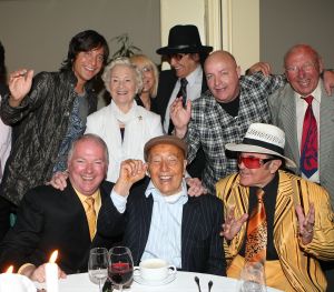30-04-2010 SHOWBIZZ; JOHNNY HOES WORD 93 JAAR.De grote platenbons werd 93 jaar en vierde dit samen met zijn artiesten,familie en vrienden. Johnny Hoes verkeerd nog steeds in goede gezondheid en met veel humor ontving hij ook zijn vrienden op zijn verjaardags fuif in Weert. Het werd een knalfuif met veel muziek en een stevige borrel.De beide zoons van Johnny Sr. hielden echter de teugels strak in handen en zorgden voor een strak schema van de feestavond. Vele bekenden uit de Showbizz kwamen naar Weert oa. Koos Alberts,Eddy Wally,Vinccent,Annie de Reuver,Ronnie Tober,de Teddy boys en Willy Oosterhuis.
foto: Albert den Iseger