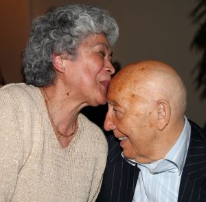 30-04-2010 SHOWBIZZ; JOHNNY HOES WORD 93 JAAR.De grote platenbons werd 93 jaar en vierde dit samen met zijn artiesten,familie en vrienden. Johnny Hoes verkeerd nog steeds in goede gezondheid en met veel humor ontving hij ook zijn vrienden op zijn verjaardags fuif in Weert. Het werd een knalfuif met veel muziek en een stevige borrel.De beide zoons van Johnny Sr. hielden echter de teugels strak in handen en zorgden voor een strak schema van de feestavond. Vele bekenden uit de Showbizz kwamen naar Weert oa. Koos Alberts,Eddy Wally,Vinccent,Annie de Reuver,Ronnie Tober,de Teddy boys en Willy Oosterhuis.
foto: Albert den Iseger