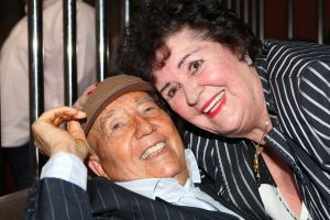30-04-2010 SHOWBIZZ; JOHNNY HOES WORD 93 JAAR.De grote platenbons werd 93 jaar en vierde dit samen met zijn artiesten,familie en vrienden. Johnny Hoes verkeerd nog steeds in goede gezondheid en met veel humor ontving hij ook zijn vrienden op zijn verjaardags fuif in Weert. Het werd een knalfuif met veel muziek en een stevige borrel.De beide zoons van Johnny Sr. hielden echter de teugels strak in handen en zorgden voor een strak schema van de feestavond. Vele bekenden uit de Showbizz kwamen naar Weert oa. Koos Alberts,Eddy Wally,Vinccent,Annie de Reuver,Ronnie Tober,de Teddy boys en Willy Oosterhuis.
foto: Albert den Iseger