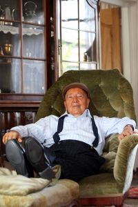 30-04-2010 SHOWBIZZ; JOHNNY HOES WORD 93 JAAR.De grote platenbons werd 93 jaar en vierde dit samen met zijn artiesten,familie en vrienden. Johnny Hoes verkeerd nog steeds in goede gezondheid en met veel humor ontving hij ook zijn vrienden op zijn verjaardags fuif in Weert. Het werd een knalfuif met veel muziek en een stevige borrel.De beide zoons van Johnny Sr. hielden echter de teugels strak in handen en zorgden voor een strak schema van de feestavond. Vele bekenden uit de Showbizz kwamen naar Weert oa. Koos Alberts,Eddy Wally,Vinccent,Annie de Reuver,Ronnie Tober,de Teddy boys en Willy Oosterhuis.
foto: Albert den Iseger