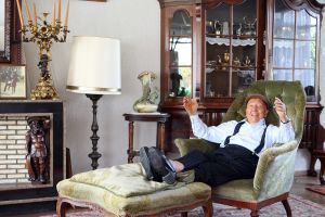 30-04-2010 SHOWBIZZ; JOHNNY HOES WORD 93 JAAR.De grote platenbons werd 93 jaar en vierde dit samen met zijn artiesten,familie en vrienden. Johnny Hoes verkeerd nog steeds in goede gezondheid en met veel humor ontving hij ook zijn vrienden op zijn verjaardags fuif in Weert. Het werd een knalfuif met veel muziek en een stevige borrel.De beide zoons van Johnny Sr. hielden echter de teugels strak in handen en zorgden voor een strak schema van de feestavond. Vele bekenden uit de Showbizz kwamen naar Weert oa. Koos Alberts,Eddy Wally,Vinccent,Annie de Reuver,Ronnie Tober,de Teddy boys en Willy Oosterhuis.
foto: Albert den Iseger