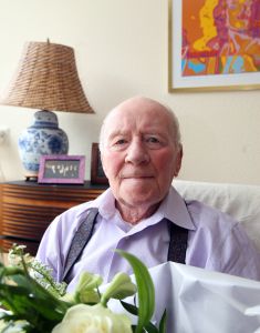 16-04-2010 SHOWBIZZ; JOHNNY KRAAIJKAMP SR. WORD DEZE WEEK 85 JAAR. 19 April a.s. word Johnny Kraaijkamp Sr. 85 jaar oud. Ook op zijn verjaardag word officieel zijn boek biografie gepresenteerd door Andre van Duin. Johnny KraaijkampSr. woont sinds enkele jaren in het Rosa Spier verzorgingshuis te Laren.
foto: Albert den Iseger