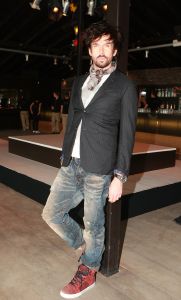 17-04-2010 SHOWBIZZ; ROB PEETOOM LANCEERT NIEUW PEETOOM MAGAZINE. In beachclub Repubiek te Bloemendaal presenteerde Rob Peetoom zijn nieuwe magazine Peetoom. Dit magazine komt echter niet in de winkel te liggen maar is alleen bedoelt voor de Peetoom klanten. Opmerkelijk aan dit magazine is dat Rob Peetoom grotendeels zelf de fotografie verzorgde.
Vanaf nu ligt het Peetoom magazine in een van de vele hairshops van Rob Peetoom.
foto: Albert den Iseger