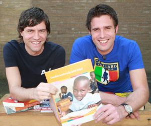 28-04-2010 SHOWBIZZ; NICK EN SIMON OPNIEUW IN DE SCHOOLBANKEN. Nick en Simon zetten zich in voor het gode doel en wel: EDUKANS Heel Nederland deelt uit.nl  Nick vertelde: Ieder kind heeft recht op onderwijs, Edukans gelooft in scholing als de meest duurzame vorm van ontwikkeling. Onderwijs maakt weerbaar en geeft kinderen de kans op een eigen waardevol bestaan.Nick en Simon gaven de aftrap voor deze aktie op hun eigen school in mooi Volendam.
foto: Albert den Iseger.