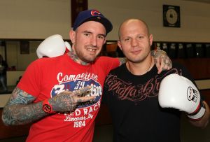 14-04-2011 SHOWBIZZ; BEN SAUNDERS ONTMOET ZIJN HELD FEDOR EMELIANENKO IN SPORTSCHOOL HOORN. Ben en Jamie Saunders ontmoette in een sportschool in Hoorn hun held Fedor, een vechtmachine uit Rusland. In zijn al lange carriere nog maar een partij verloren. Ben en Jamie waren onder de indruk van deze verschijning evenals Ernesto Hoost en Remco Pardoel. Wij zullen nog veel gaan horen van deze Fedor zo verzekerde Ben mij tijdens de fotoshoot.
foto: Albert den Iseger