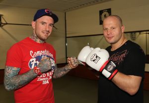 14-04-2011 SHOWBIZZ; BEN SAUNDERS ONTMOET ZIJN HELD FEDOR EMELIANENKO IN SPORTSCHOOL HOORN. Ben en Jamie Saunders ontmoette in een sportschool in Hoorn hun held Fedor, een vechtmachine uit Rusland. In zijn al lange carriere nog maar een partij verloren. Ben en Jamie waren onder de indruk van deze verschijning evenals Ernesto Hoost en Remco Pardoel. Wij zullen nog veel gaan horen van deze Fedor zo verzekerde Ben mij tijdens de fotoshoot.
foto: Albert den Iseger