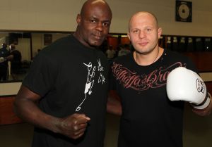 14-04-2011 SHOWBIZZ; BEN SAUNDERS ONTMOET ZIJN HELD FEDOR EMELIANENKO IN SPORTSCHOOL HOORN. Ben en Jamie Saunders ontmoette in een sportschool in Hoorn hun held Fedor, een vechtmachine uit Rusland. In zijn al lange carriere nog maar een partij verloren. Ben en Jamie waren onder de indruk van deze verschijning evenals Ernesto Hoost en Remco Pardoel. Wij zullen nog veel gaan horen van deze Fedor zo verzekerde Ben mij tijdens de fotoshoot.
foto: Albert den Iseger