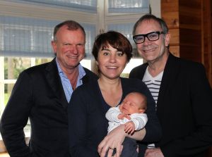 1-4-2012 SHOWBIZZ; IN BEN JULIUS DE NIJS. Rob en Henriette de Nijs zijn dolblij met hun mooiste baby ter wereld JULIUS. Evert Santegoeds reisde af naar het landelijke EDE en maakte een mooi verhaal dat vandaag word gepubliceerd op de PRIVE pagina van de TELEGRAAF. De gehele foto serie van de mooiste baby is binnenkort te zien op deze site. 
exclusief foto: Albert den Iseger.