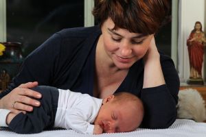 1-4-2012 SHOWBIZZ; IN BEN JULIUS DE NIJS. Rob en Henriette de Nijs zijn dolblij met hun mooiste baby ter wereld JULIUS. Evert Santegoeds reisde af naar het landelijke EDE en maakte een mooi verhaal dat vandaag word gepubliceerd op de PRIVE pagina van de TELEGRAAF. De gehele foto serie van de mooiste baby is binnenkort te zien op deze site. 
exclusief foto: Albert den Iseger.