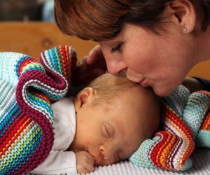 1-4-2012 SHOWBIZZ; IN BEN JULIUS DE NIJS. Rob en Henriette de Nijs zijn dolblij met hun mooiste baby ter wereld JULIUS. Evert Santegoeds reisde af naar het landelijke EDE en maakte een mooi verhaal dat vandaag word gepubliceerd op de PRIVE pagina van de TELEGRAAF. De gehele foto serie van de mooiste baby is binnenkort te zien op deze site. 
exclusief foto: Albert den Iseger.