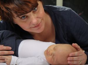 1-4-2012 SHOWBIZZ; IN BEN JULIUS DE NIJS. Rob en Henriette de Nijs zijn dolblij met hun mooiste baby ter wereld JULIUS. Evert Santegoeds reisde af naar het landelijke EDE en maakte een mooi verhaal dat vandaag word gepubliceerd op de PRIVE pagina van de TELEGRAAF. De gehele foto serie van de mooiste baby is binnenkort te zien op deze site. 
exclusief foto: Albert den Iseger.