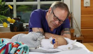 1-4-2012 SHOWBIZZ; IN BEN JULIUS DE NIJS. Rob en Henriette de Nijs zijn dolblij met hun mooiste baby ter wereld JULIUS. Evert Santegoeds reisde af naar het landelijke EDE en maakte een mooi verhaal dat vandaag word gepubliceerd op de PRIVE pagina van de TELEGRAAF. De gehele foto serie van de mooiste baby is binnenkort te zien op deze site. 
exclusief foto: Albert den Iseger.