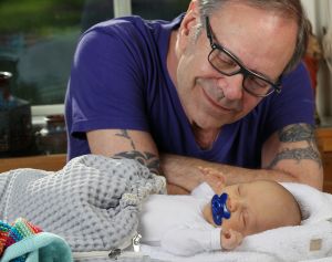 1-4-2012 SHOWBIZZ; IN BEN JULIUS DE NIJS. Rob en Henriette de Nijs zijn dolblij met hun mooiste baby ter wereld JULIUS. Evert Santegoeds reisde af naar het landelijke EDE en maakte een mooi verhaal dat vandaag word gepubliceerd op de PRIVE pagina van de TELEGRAAF. De gehele foto serie van de mooiste baby is binnenkort te zien op deze site. 
exclusief foto: Albert den Iseger.