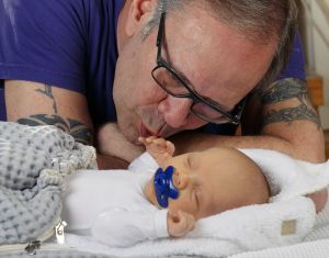 1-4-2012 SHOWBIZZ; IN BEN JULIUS DE NIJS. Rob en Henriette de Nijs zijn dolblij met hun mooiste baby ter wereld JULIUS. Evert Santegoeds reisde af naar het landelijke EDE en maakte een mooi verhaal dat vandaag word gepubliceerd op de PRIVE pagina van de TELEGRAAF. De gehele foto serie van de mooiste baby is binnenkort te zien op deze site. 
exclusief foto: Albert den Iseger.