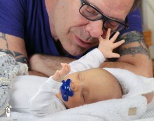 1-4-2012 SHOWBIZZ; IN BEN JULIUS DE NIJS. Rob en Henriette de Nijs zijn dolblij met hun mooiste baby ter wereld JULIUS. Evert Santegoeds reisde af naar het landelijke EDE en maakte een mooi verhaal dat vandaag word gepubliceerd op de PRIVE pagina van de TELEGRAAF. De gehele foto serie van de mooiste baby is binnenkort te zien op deze site. 
exclusief foto: Albert den Iseger.