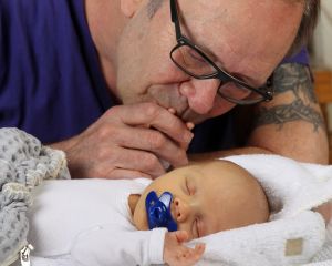 1-4-2012 SHOWBIZZ; IN BEN JULIUS DE NIJS. Rob en Henriette de Nijs zijn dolblij met hun mooiste baby ter wereld JULIUS. Evert Santegoeds reisde af naar het landelijke EDE en maakte een mooi verhaal dat vandaag word gepubliceerd op de PRIVE pagina van de TELEGRAAF. De gehele foto serie van de mooiste baby is binnenkort te zien op deze site. 
exclusief foto: Albert den Iseger.