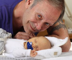 1-4-2012 SHOWBIZZ; IN BEN JULIUS DE NIJS. Rob en Henriette de Nijs zijn dolblij met hun mooiste baby ter wereld JULIUS. Evert Santegoeds reisde af naar het landelijke EDE en maakte een mooi verhaal dat vandaag word gepubliceerd op de PRIVE pagina van de TELEGRAAF. De gehele foto serie van de mooiste baby is binnenkort te zien op deze site. 
exclusief foto: Albert den Iseger.