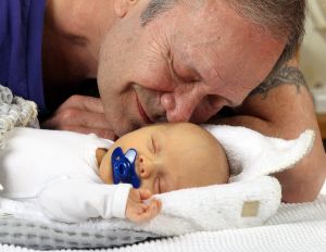 1-4-2012 SHOWBIZZ; IN BEN JULIUS DE NIJS. Rob en Henriette de Nijs zijn dolblij met hun mooiste baby ter wereld JULIUS. Evert Santegoeds reisde af naar het landelijke EDE en maakte een mooi verhaal dat vandaag word gepubliceerd op de PRIVE pagina van de TELEGRAAF. De gehele foto serie van de mooiste baby is binnenkort te zien op deze site. 
exclusief foto: Albert den Iseger.