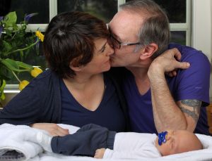 1-4-2012 SHOWBIZZ; IN BEN JULIUS DE NIJS. Rob en Henriette de Nijs zijn dolblij met hun mooiste baby ter wereld JULIUS. Evert Santegoeds reisde af naar het landelijke EDE en maakte een mooi verhaal dat vandaag word gepubliceerd op de PRIVE pagina van de TELEGRAAF. De gehele foto serie van de mooiste baby is binnenkort te zien op deze site. 
exclusief foto: Albert den Iseger.