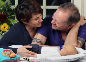 1-4-2012 SHOWBIZZ; IN BEN JULIUS DE NIJS. Rob en Henriette de Nijs zijn dolblij met hun mooiste baby ter wereld JULIUS. Evert Santegoeds reisde af naar het landelijke EDE en maakte een mooi verhaal dat vandaag word gepubliceerd op de PRIVE pagina van de TELEGRAAF. De gehele foto serie van de mooiste baby is binnenkort te zien op deze site. 
exclusief foto: Albert den Iseger.