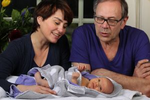 1-4-2012 SHOWBIZZ; IN BEN JULIUS DE NIJS. Rob en Henriette de Nijs zijn dolblij met hun mooiste baby ter wereld JULIUS. Evert Santegoeds reisde af naar het landelijke EDE en maakte een mooi verhaal dat vandaag word gepubliceerd op de PRIVE pagina van de TELEGRAAF. De gehele foto serie van de mooiste baby is binnenkort te zien op deze site. 
exclusief foto: Albert den Iseger.