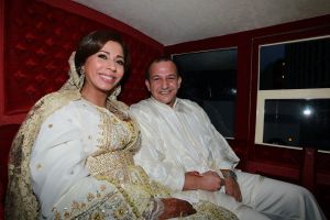 6-4-2012 SHOWBIZZ; HUWELIJKSFEEST VOOR NAJIB EN NIAMA AMHALI IN SCHEEPVAARTMUSEUM AMSTERDAM. Het leek wel een stukje MARRAKECH gisterenavond in Amsterdam. Vele honderden Marokaanse vrouwen in prachtige zijden gewaden en vele mannen in een JABADOR. De bruilfit van Najib en Niama Amhali. Er was Marokkaanse muziek, buikdanceressen en een overvloed aan eten.Vele thee tentjes sierden het plein in het Scheepvaartmuseum. Drank was er helaas niet aanwezig maar de stemming en de gezelligheid was er niet minder om. Even voor 12 uur werden de ringen aan elkaars vingers geschoven en de 1 meter hoge bruidstaart werd aangesneden. Vele bekenden genoten van het marokkaanse feest en gingen in de late uurtjes zonder BOB naar huis.
foto: Albert den Iseger