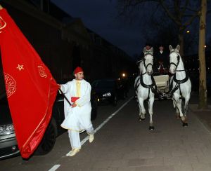 6-4-2012 SHOWBIZZ; HUWELIJKSFEEST VOOR NAJIB EN NIAMA AMHALI IN SCHEEPVAARTMUSEUM AMSTERDAM. Het leek wel een stukje MARRAKECH gisterenavond in Amsterdam. Vele honderden Marokaanse vrouwen in prachtige zijden gewaden en vele mannen in een JABADOR. De bruilfit van Najib en Niama Amhali. Er was Marokkaanse muziek, buikdanceressen en een overvloed aan eten.Vele thee tentjes sierden het plein in het Scheepvaartmuseum. Drank was er helaas niet aanwezig maar de stemming en de gezelligheid was er niet minder om. Even voor 12 uur werden de ringen aan elkaars vingers geschoven en de 1 meter hoge bruidstaart werd aangesneden. Vele bekenden genoten van het marokkaanse feest en gingen in de late uurtjes zonder BOB naar huis.
foto: Albert den Iseger