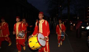 6-4-2012 SHOWBIZZ; HUWELIJKSFEEST VOOR NAJIB EN NIAMA AMHALI IN SCHEEPVAARTMUSEUM AMSTERDAM. Het leek wel een stukje MARRAKECH gisterenavond in Amsterdam. Vele honderden Marokaanse vrouwen in prachtige zijden gewaden en vele mannen in een JABADOR. De bruilfit van Najib en Niama Amhali. Er was Marokkaanse muziek, buikdanceressen en een overvloed aan eten.Vele thee tentjes sierden het plein in het Scheepvaartmuseum. Drank was er helaas niet aanwezig maar de stemming en de gezelligheid was er niet minder om. Even voor 12 uur werden de ringen aan elkaars vingers geschoven en de 1 meter hoge bruidstaart werd aangesneden. Vele bekenden genoten van het marokkaanse feest en gingen in de late uurtjes zonder BOB naar huis.
foto: Albert den Iseger