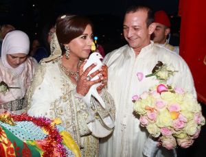 6-4-2012 SHOWBIZZ; HUWELIJKSFEEST VOOR NAJIB EN NIAMA AMHALI IN SCHEEPVAARTMUSEUM AMSTERDAM. Het leek wel een stukje MARRAKECH gisterenavond in Amsterdam. Vele honderden Marokaanse vrouwen in prachtige zijden gewaden en vele mannen in een JABADOR. De bruilfit van Najib en Niama Amhali. Er was Marokkaanse muziek, buikdanceressen en een overvloed aan eten.Vele thee tentjes sierden het plein in het Scheepvaartmuseum. Drank was er helaas niet aanwezig maar de stemming en de gezelligheid was er niet minder om. Even voor 12 uur werden de ringen aan elkaars vingers geschoven en de 1 meter hoge bruidstaart werd aangesneden. Vele bekenden genoten van het marokkaanse feest en gingen in de late uurtjes zonder BOB naar huis.
foto: Albert den Iseger