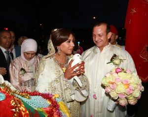 6-4-2012 SHOWBIZZ; HUWELIJKSFEEST VOOR NAJIB EN NIAMA AMHALI IN SCHEEPVAARTMUSEUM AMSTERDAM. Het leek wel een stukje MARRAKECH gisterenavond in Amsterdam. Vele honderden Marokaanse vrouwen in prachtige zijden gewaden en vele mannen in een JABADOR. De bruilfit van Najib en Niama Amhali. Er was Marokkaanse muziek, buikdanceressen en een overvloed aan eten.Vele thee tentjes sierden het plein in het Scheepvaartmuseum. Drank was er helaas niet aanwezig maar de stemming en de gezelligheid was er niet minder om. Even voor 12 uur werden de ringen aan elkaars vingers geschoven en de 1 meter hoge bruidstaart werd aangesneden. Vele bekenden genoten van het marokkaanse feest en gingen in de late uurtjes zonder BOB naar huis.
foto: Albert den Iseger