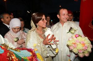 6-4-2012 SHOWBIZZ; HUWELIJKSFEEST VOOR NAJIB EN NIAMA AMHALI IN SCHEEPVAARTMUSEUM AMSTERDAM. Het leek wel een stukje MARRAKECH gisterenavond in Amsterdam. Vele honderden Marokaanse vrouwen in prachtige zijden gewaden en vele mannen in een JABADOR. De bruilfit van Najib en Niama Amhali. Er was Marokkaanse muziek, buikdanceressen en een overvloed aan eten.Vele thee tentjes sierden het plein in het Scheepvaartmuseum. Drank was er helaas niet aanwezig maar de stemming en de gezelligheid was er niet minder om. Even voor 12 uur werden de ringen aan elkaars vingers geschoven en de 1 meter hoge bruidstaart werd aangesneden. Vele bekenden genoten van het marokkaanse feest en gingen in de late uurtjes zonder BOB naar huis.
foto: Albert den Iseger