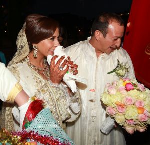 6-4-2012 SHOWBIZZ; HUWELIJKSFEEST VOOR NAJIB EN NIAMA AMHALI IN SCHEEPVAARTMUSEUM AMSTERDAM. Het leek wel een stukje MARRAKECH gisterenavond in Amsterdam. Vele honderden Marokaanse vrouwen in prachtige zijden gewaden en vele mannen in een JABADOR. De bruilfit van Najib en Niama Amhali. Er was Marokkaanse muziek, buikdanceressen en een overvloed aan eten.Vele thee tentjes sierden het plein in het Scheepvaartmuseum. Drank was er helaas niet aanwezig maar de stemming en de gezelligheid was er niet minder om. Even voor 12 uur werden de ringen aan elkaars vingers geschoven en de 1 meter hoge bruidstaart werd aangesneden. Vele bekenden genoten van het marokkaanse feest en gingen in de late uurtjes zonder BOB naar huis.
foto: Albert den Iseger