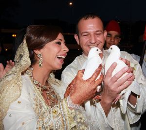 6-4-2012 SHOWBIZZ; HUWELIJKSFEEST VOOR NAJIB EN NIAMA AMHALI IN SCHEEPVAARTMUSEUM AMSTERDAM. Het leek wel een stukje MARRAKECH gisterenavond in Amsterdam. Vele honderden Marokaanse vrouwen in prachtige zijden gewaden en vele mannen in een JABADOR. De bruilfit van Najib en Niama Amhali. Er was Marokkaanse muziek, buikdanceressen en een overvloed aan eten.Vele thee tentjes sierden het plein in het Scheepvaartmuseum. Drank was er helaas niet aanwezig maar de stemming en de gezelligheid was er niet minder om. Even voor 12 uur werden de ringen aan elkaars vingers geschoven en de 1 meter hoge bruidstaart werd aangesneden. Vele bekenden genoten van het marokkaanse feest en gingen in de late uurtjes zonder BOB naar huis.
foto: Albert den Iseger
