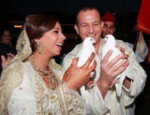 6-4-2012 SHOWBIZZ; HUWELIJKSFEEST VOOR NAJIB EN NIAMA AMHALI IN SCHEEPVAARTMUSEUM AMSTERDAM. Het leek wel een stukje MARRAKECH gisterenavond in Amsterdam. Vele honderden Marokaanse vrouwen in prachtige zijden gewaden en vele mannen in een JABADOR. De bruilfit van Najib en Niama Amhali. Er was Marokkaanse muziek, buikdanceressen en een overvloed aan eten.Vele thee tentjes sierden het plein in het Scheepvaartmuseum. Drank was er helaas niet aanwezig maar de stemming en de gezelligheid was er niet minder om. Even voor 12 uur werden de ringen aan elkaars vingers geschoven en de 1 meter hoge bruidstaart werd aangesneden. Vele bekenden genoten van het marokkaanse feest en gingen in de late uurtjes zonder BOB naar huis.
foto: Albert den Iseger