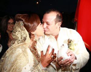 6-4-2012 SHOWBIZZ; HUWELIJKSFEEST VOOR NAJIB EN NIAMA AMHALI IN SCHEEPVAARTMUSEUM AMSTERDAM. Het leek wel een stukje MARRAKECH gisterenavond in Amsterdam. Vele honderden Marokaanse vrouwen in prachtige zijden gewaden en vele mannen in een JABADOR. De bruilfit van Najib en Niama Amhali. Er was Marokkaanse muziek, buikdanceressen en een overvloed aan eten.Vele thee tentjes sierden het plein in het Scheepvaartmuseum. Drank was er helaas niet aanwezig maar de stemming en de gezelligheid was er niet minder om. Even voor 12 uur werden de ringen aan elkaars vingers geschoven en de 1 meter hoge bruidstaart werd aangesneden. Vele bekenden genoten van het marokkaanse feest en gingen in de late uurtjes zonder BOB naar huis.
foto: Albert den Iseger